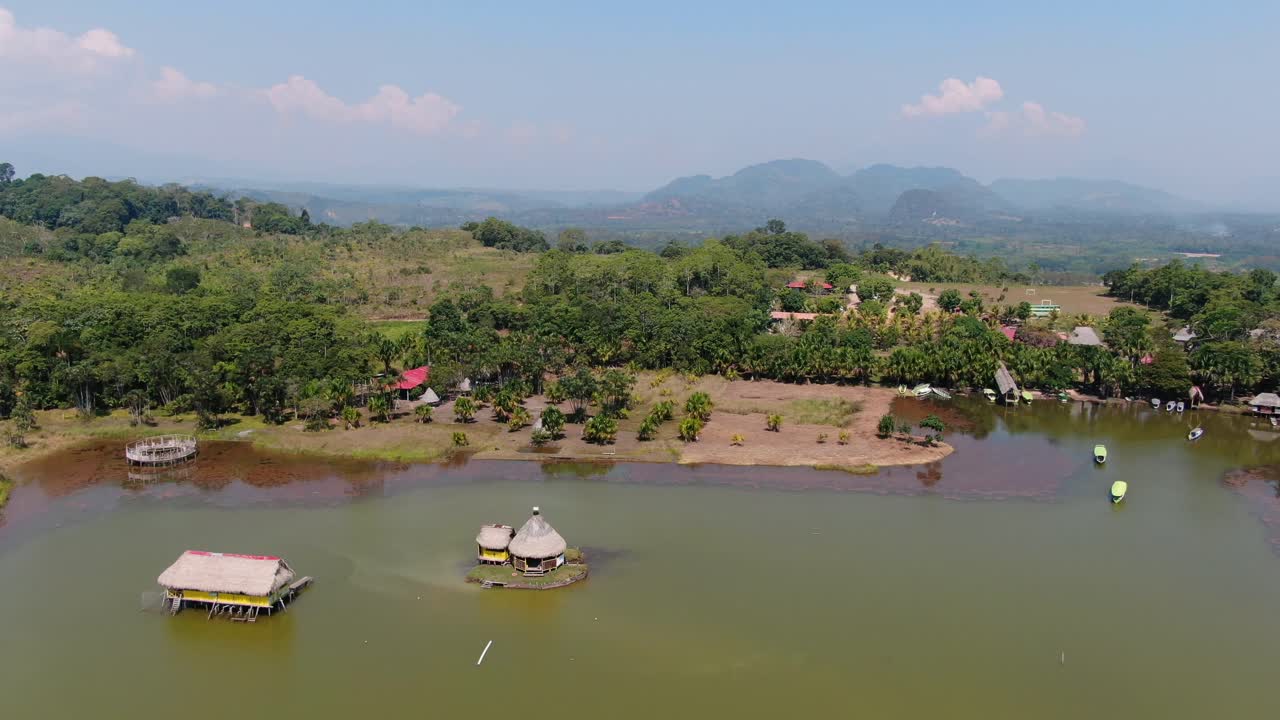 impresionante vista aérea de 4k, panorámica de izquierda a derecha sobre la famosa laguna de los milagros y la selva tropical en tingo maría, la puerta de entrada al amazonas en perú