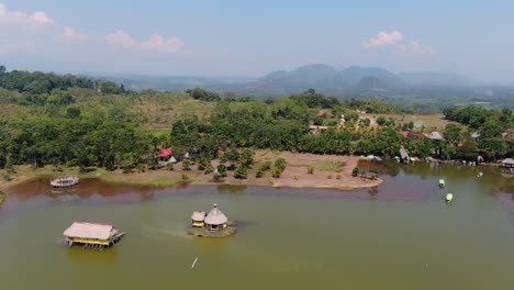 impresionante vista aérea de 4k, panorámica de izquierda a derecha sobre la famosa laguna de los milagros y la selva tropical en tingo maría, la puerta de entrada al amazonas en perú
