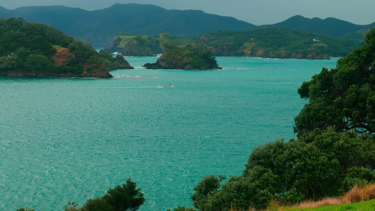 두 섬 사이 를 이동 하는 배 의 장면, 우루푸카푸카 섬, 뉴질랜드