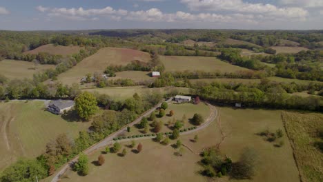 Tiro-Aéreo-De-Descenso-De-Colinas-Onduladas-Del-Paisaje-Rural-De-Tennessee-Con-Campos-Y-Granjas-A-Principios-De-Otoño