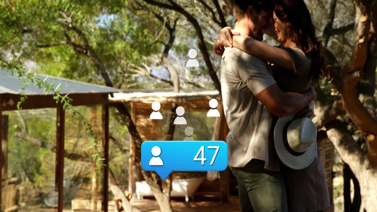 pareja abrazándose al aire libre con seguidores en las redes sociales