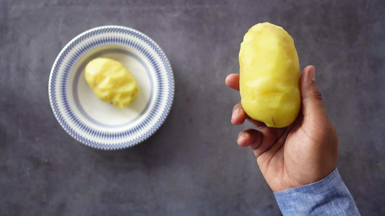 요리 하기 위해 감자 질 을 벗기는 것