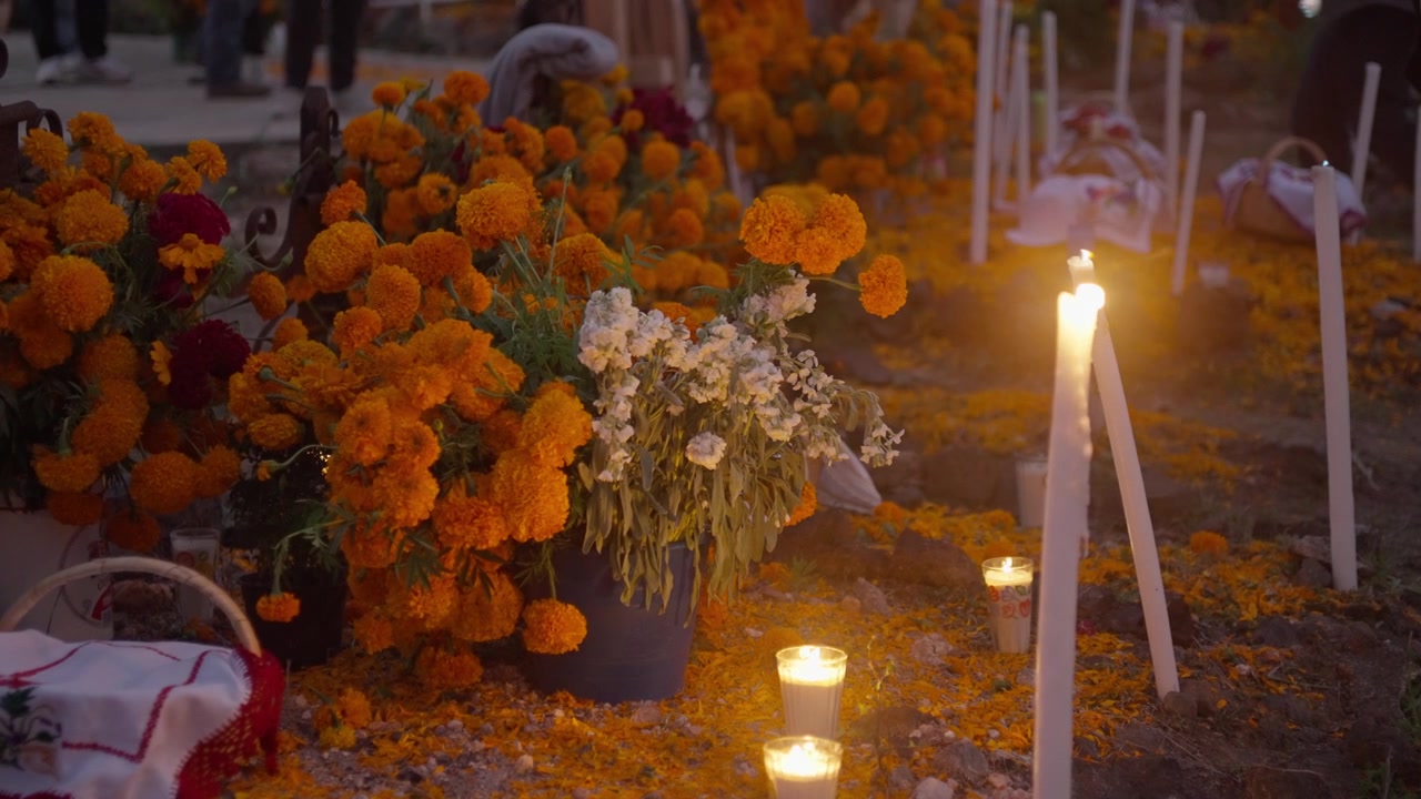 RIPRESA AL RALLENTATORE DI CANDELE E TOMBE SULL'ISOLA DI JANITZIO NEL GIORNO DEI MORTI.