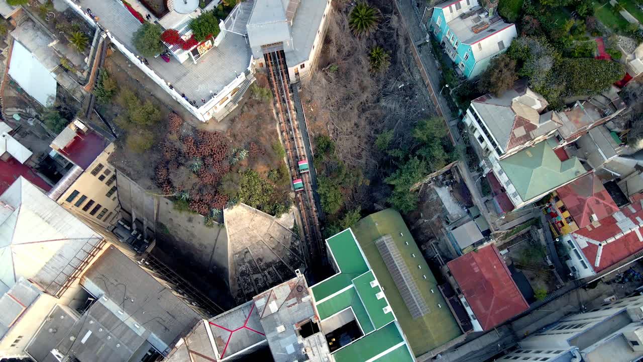 el peral 케이블카, cerro alegre, valparaiso, 칠레에서 위아래로 이동하는 두 대의 마차의 공중 하향식 회전