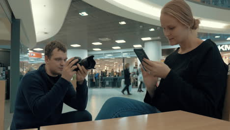 Stocker-Creando-Imágenes-De-Una-Mujer-Con-Un-Celular-En-Un-Centro-Comercial