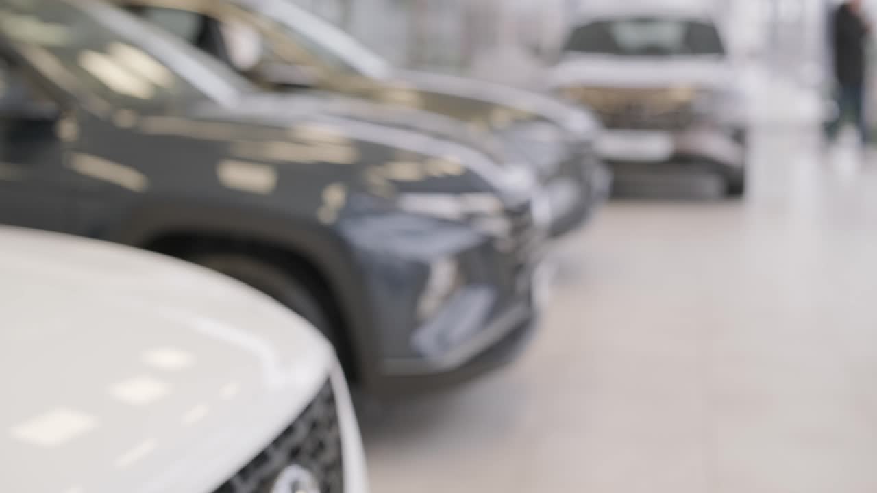 남자 손은 여자 손에게 자동차 열를 주고, 러는 새로운 소유자에게 열를 준다.