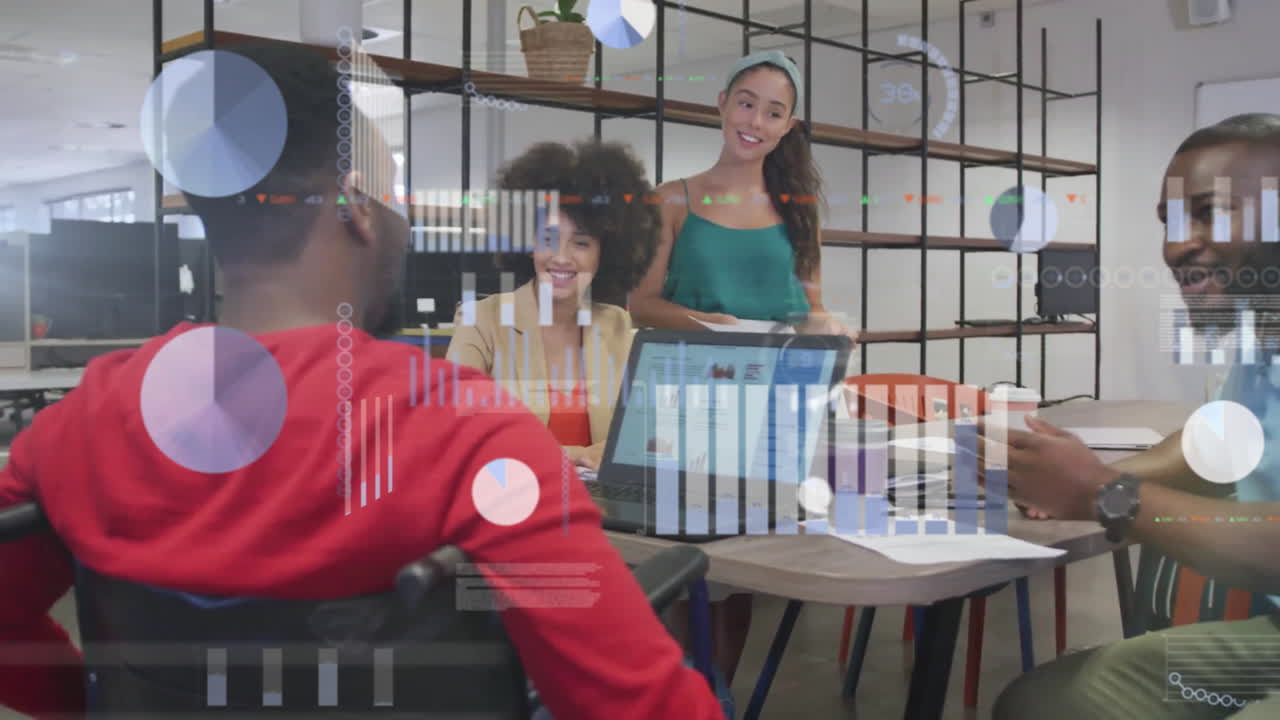 animación del procesamiento de datos financieros sobre diversas personas de negocios en la oficina