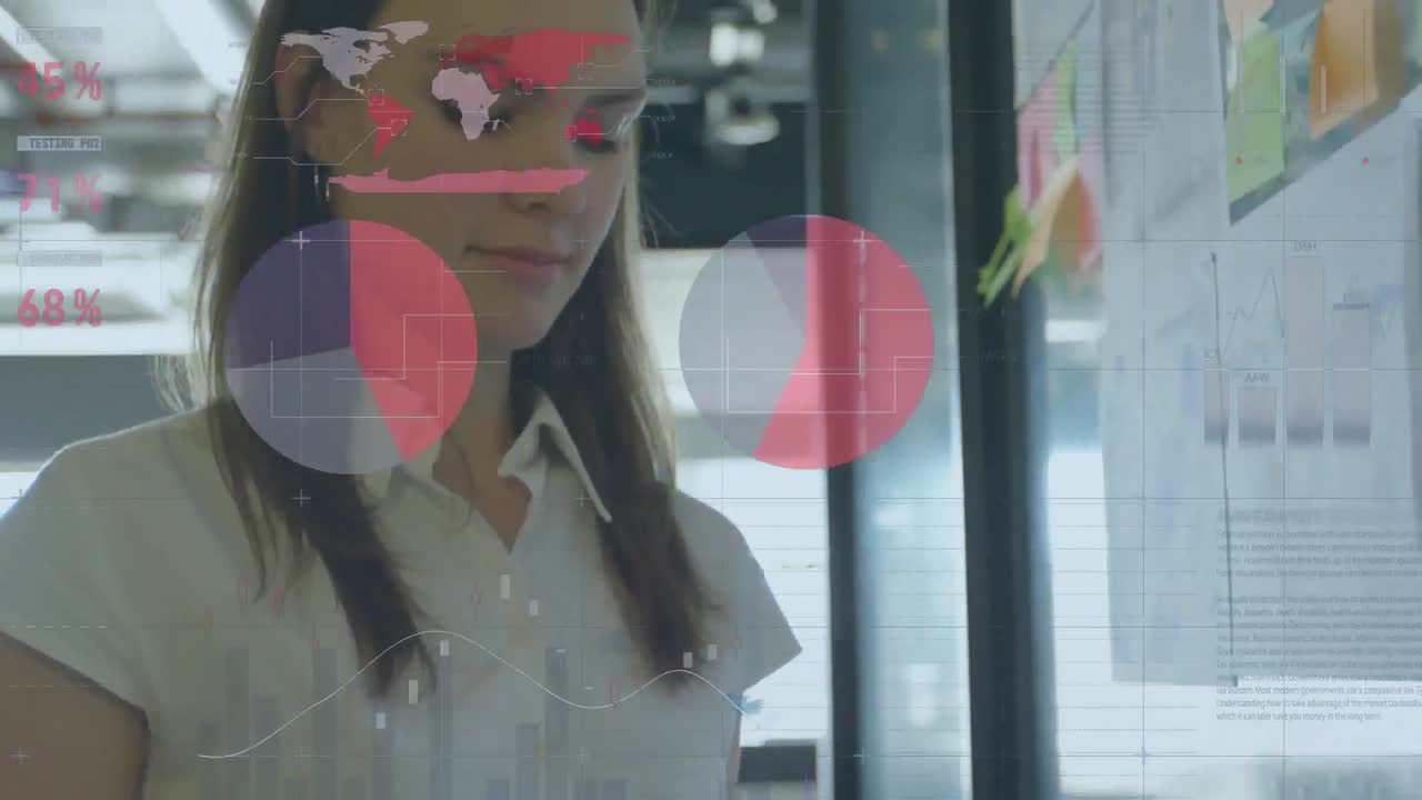 animación de procesamiento de datos sobre mujer caucásica usando una tableta y escribiendo en notas