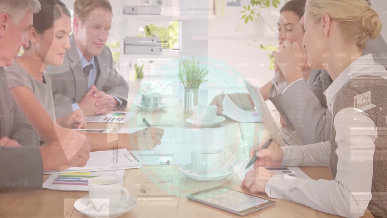 анимация часов и данных над счастливыми разнообразными бизнесменами, работающими