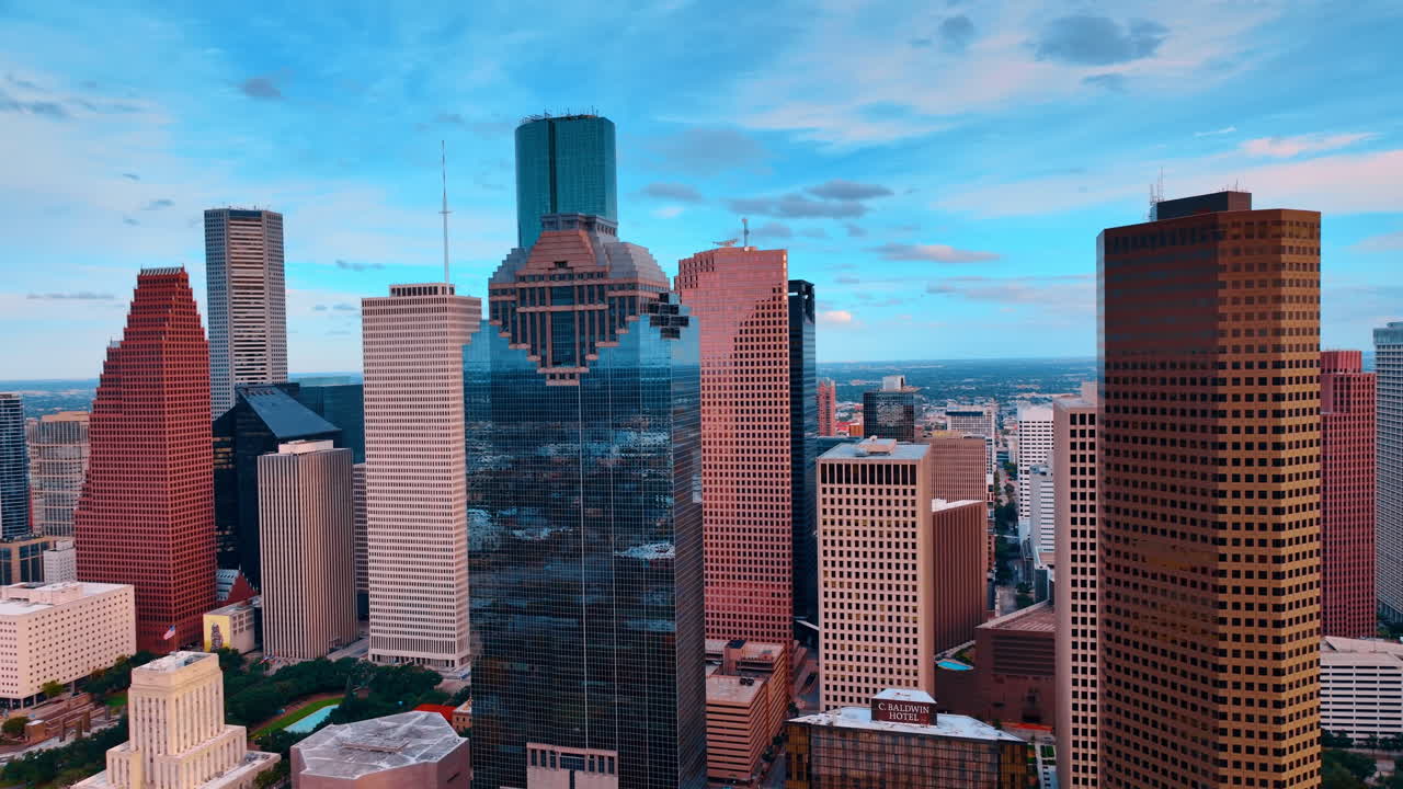 Houston, USA, 24 novembre 2025: Vista aerea degli edifici dello skyline del centro di Houston al tramonto. Vista dall'alto dei grattacieli e dell'architettura urbana della città di Houston, Texas, sotto un cielo nuvoloso al tramonto.