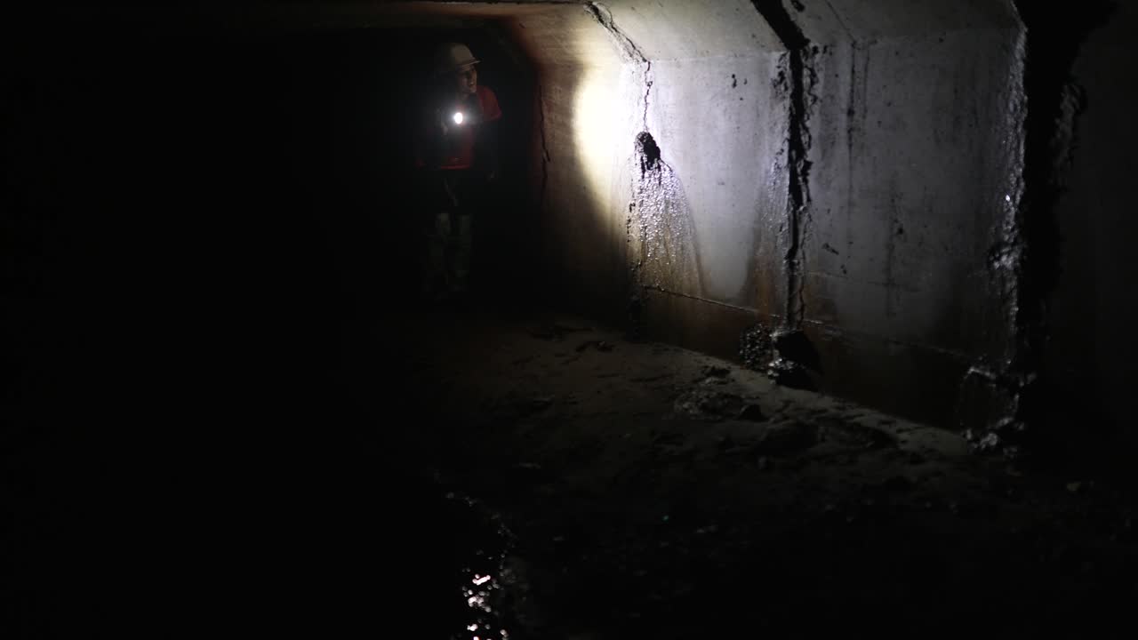 지하 터널 을 점검 하는 노동자