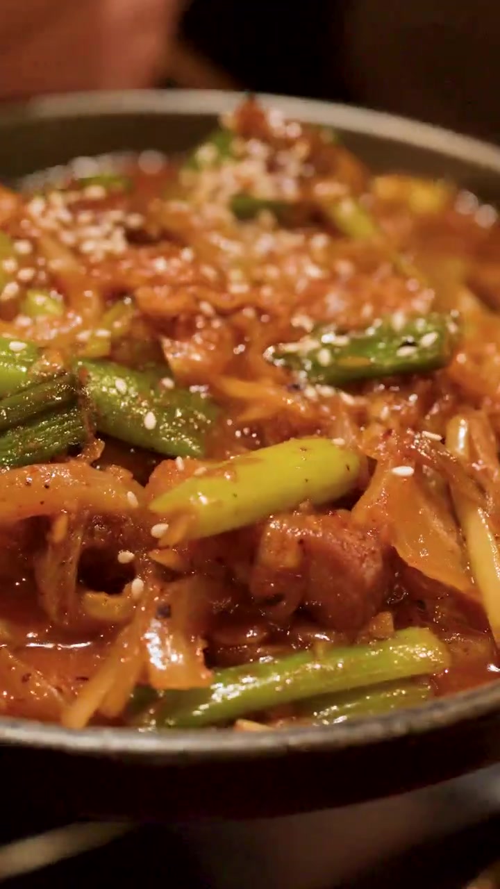 Tampilan Dekat Seseorang Memegang Semangkuk Daging Babi Tumis Pedas Korea