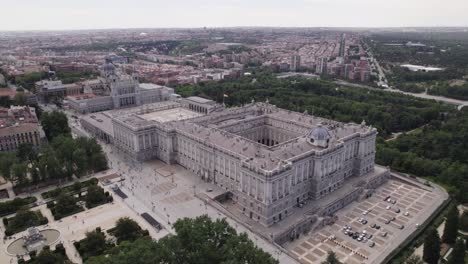 Königspalast-Von-Madrid:-Luftaufnahme,-Atemberaubender-Garten,-Historische-Pracht