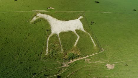 alton barnes icónico caballo blanco colina tallado figura de tiza punto de referencia órbita aérea vista izquierda