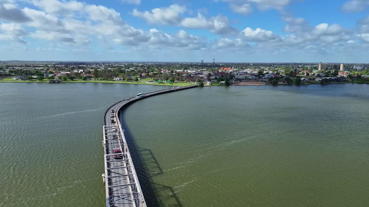 yarrawonga와 mulwala 사이의 mulwala 호수를 가로지르는 도로 다리를 건너고 있습니다.