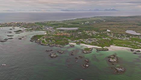 Andenes-Norway-Aerial-V7-Atemberaubender-Schwenk-Aus-Der-Vogelperspektive-Mit-Blick-Auf-Ein-Kleines-Küstendorf,-Einen-Unberührten-Andfjord-Und-Eine-Wilde-Berglandschaft---Aufgenommen-Mit-Mavic-3-Cine---Juni-2022