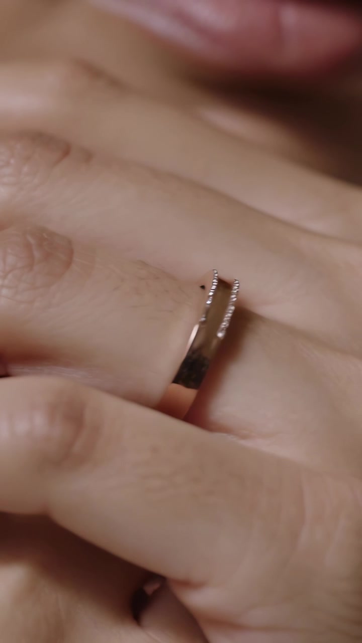 Video verticale: Mano femminile e parte inferiore del viso che si muovono in avanti in un primo piano ravvicinato, rivelando un anello.