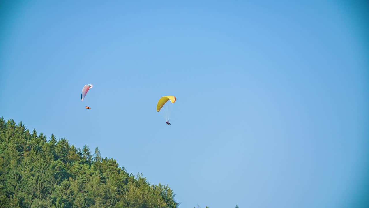 Para plane drifting above the green tropical trees. Extreme sport. Hipster modern hobby concept. Para plane flying in the sky