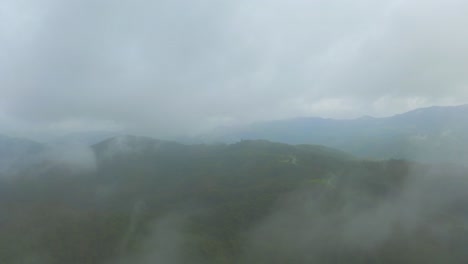 Die-Drohnenaufnahme-Fängt-Die-Schönheit-Der-Tropischen-Berge-Ein,-Während-Sie-Sich-Vorwärts-In-Die-Wolken-Bewegen-Und-Einen-Atemberaubenden-Blick-Auf-Die-üppig-Grünen-Gipfel-Und-Täler-Freigeben