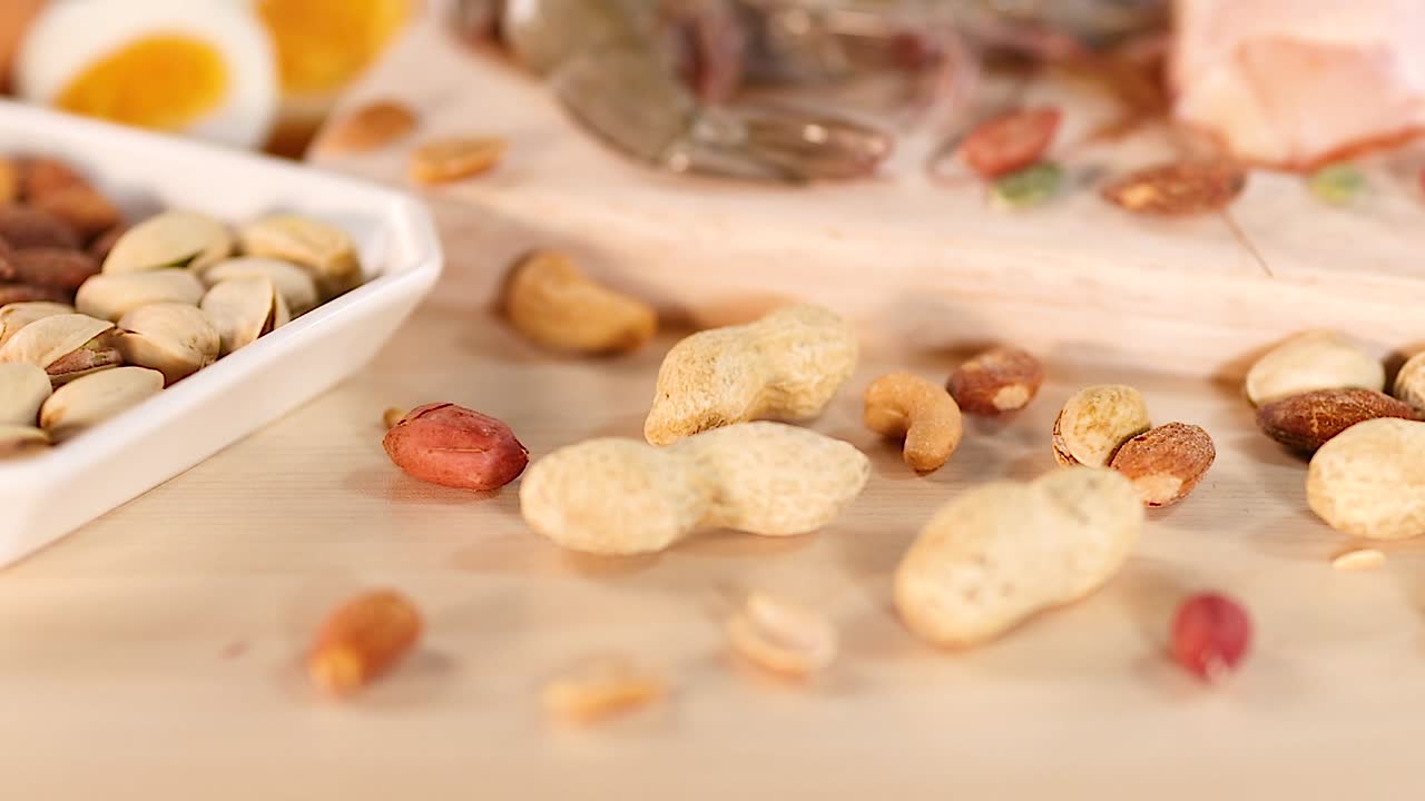 다양한 단백질 소스가 테이블에 배열되어 있습니다.