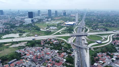 Timelapse-Del-Tráfico-Diurno-En-La-Autopista-Urbana,