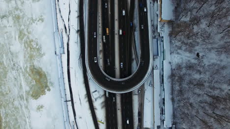 Conducción-De-Automóviles-En-El-Cruce-De-Autopistas-En-Invierno.-Vista-Aérea-Del-Tráfico-De-Coches-En-La-Carretera.