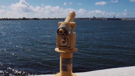 Telescopio-Amarillo-Que-Funciona-Con-Monedas-En-La-Costa-De-La-Bahía-De-San-Diego-En-California,-Ee.uu.