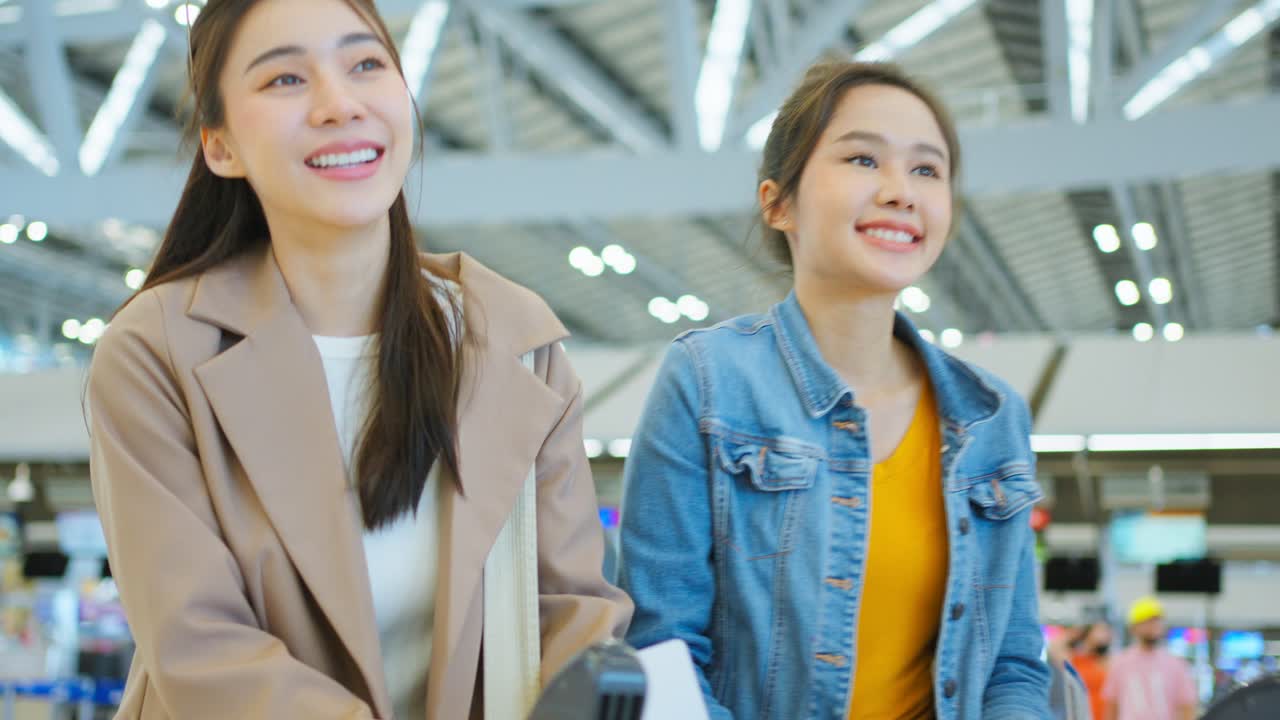 공항에서 행복한 친구들