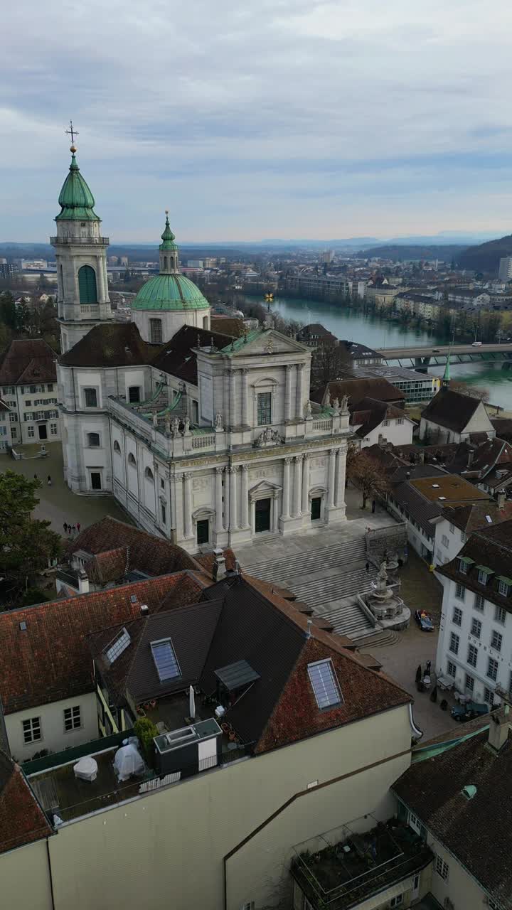 Cattedrale di Sant'Orso a Soletta, Svizzera, punto di riferimento del periodo neoclassico, video reel verticale.