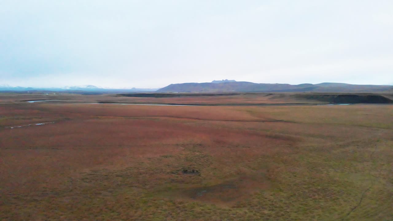 грубые ветроватые травяные равнины в северном ландшафте, исландия