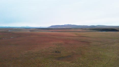 Ásperas-Llanuras-De-Hierba-Azotadas-Por-El-Viento-En-El-Paisaje-Nórdico-De-Brezo,-Islandia