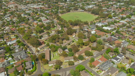 Vista-Aérea-De-Una-Zona-Residencial-Suburbana,-Volando-Hacia-La-Derecha-Y-Tomando-Una-Panorámica-Lentamente