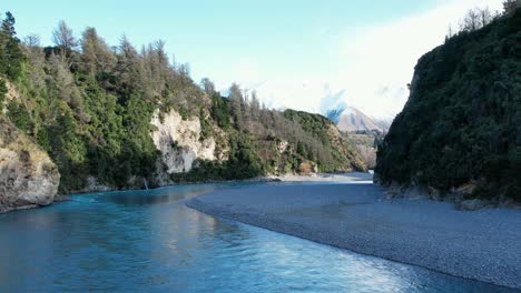 Niedrige-Luftüberquerung-über-Die-Wunderschöne-Schlucht-Des-Rakaia-Flusses---Früher-Morgen,-Mitten-Im-Winter,-Frischer-Schnee-Auf-Dem-Berg-Hutt