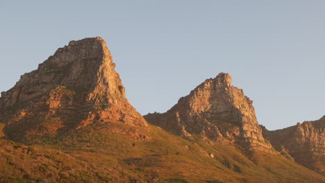 la cordillera de los doce apóstoles cerca de la montaña de la mesa durante la puesta de sol en ciudad del cabo, sudáfrica