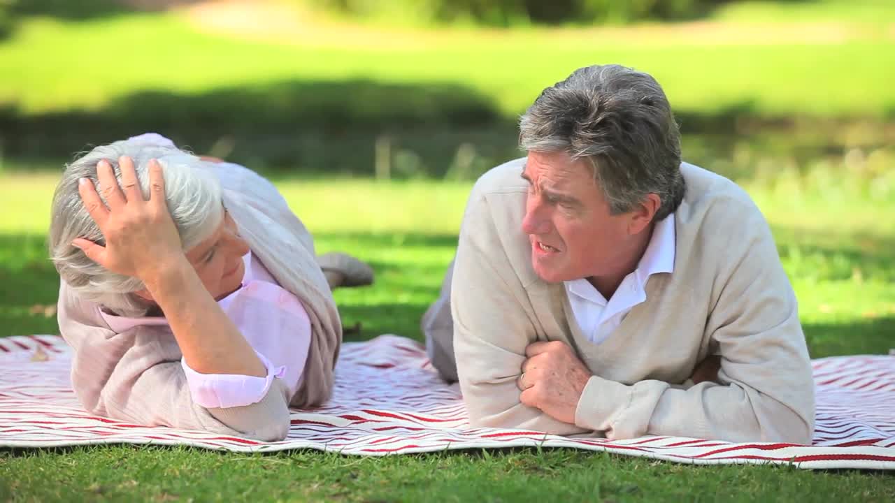 남편 과 대화 하는 노인 여자