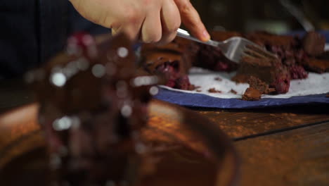 pastel de chocolate. hombres degustando un pedazo de pastel dulce. pastel de brownie con cerezas