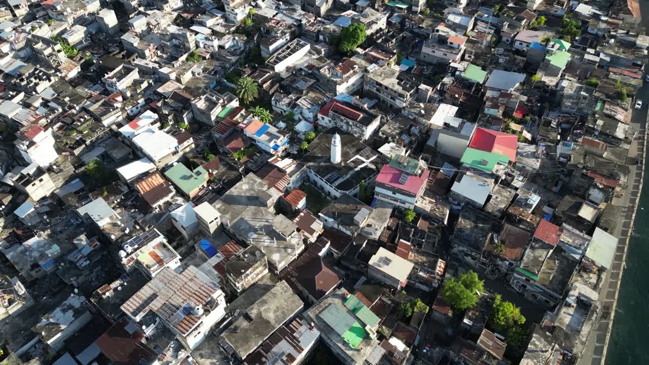 코모로 제도의 일부인 인도양에 위치한 안주안 섬의 옛 마을