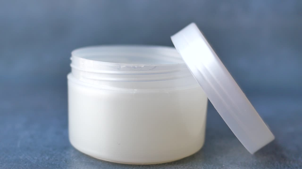 frasco de plástico blanco abierto para cosméticos