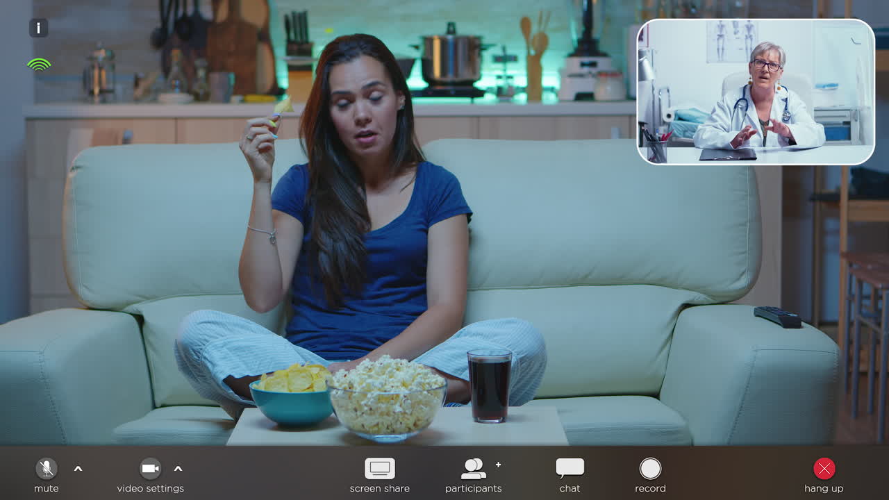 mujer hablando en línea con médico personal en webcam