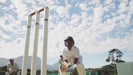Cricketspieler-Springt-Und-Fängt-Den-Ball