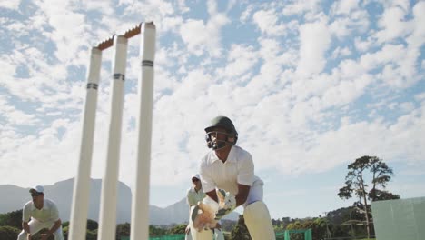 Jugador-De-Cricket-Saltando-Y-Atrapando-La-Pelota