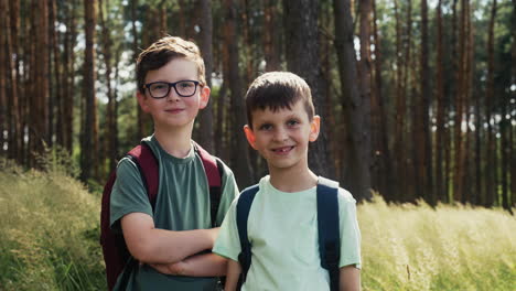 niños en un bosque