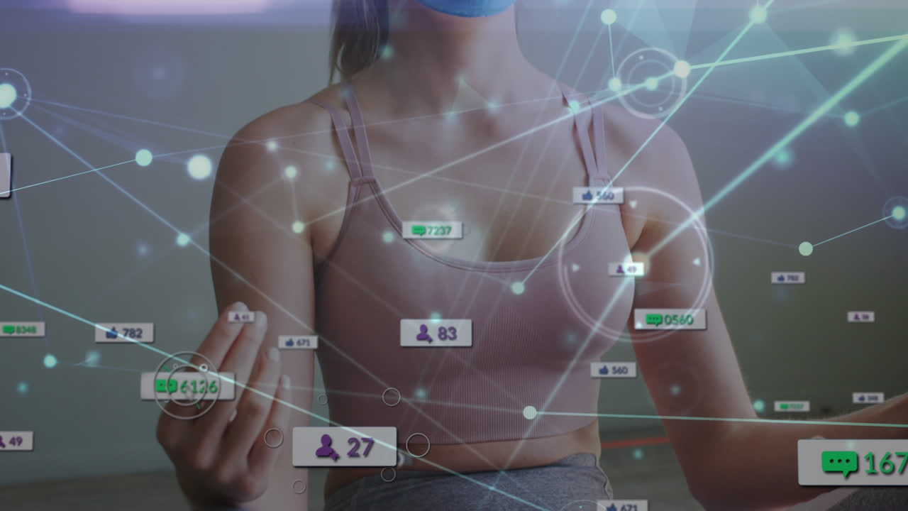 animación de la red de conexiones con íconos de los medios sobre mujer caucásica meditando