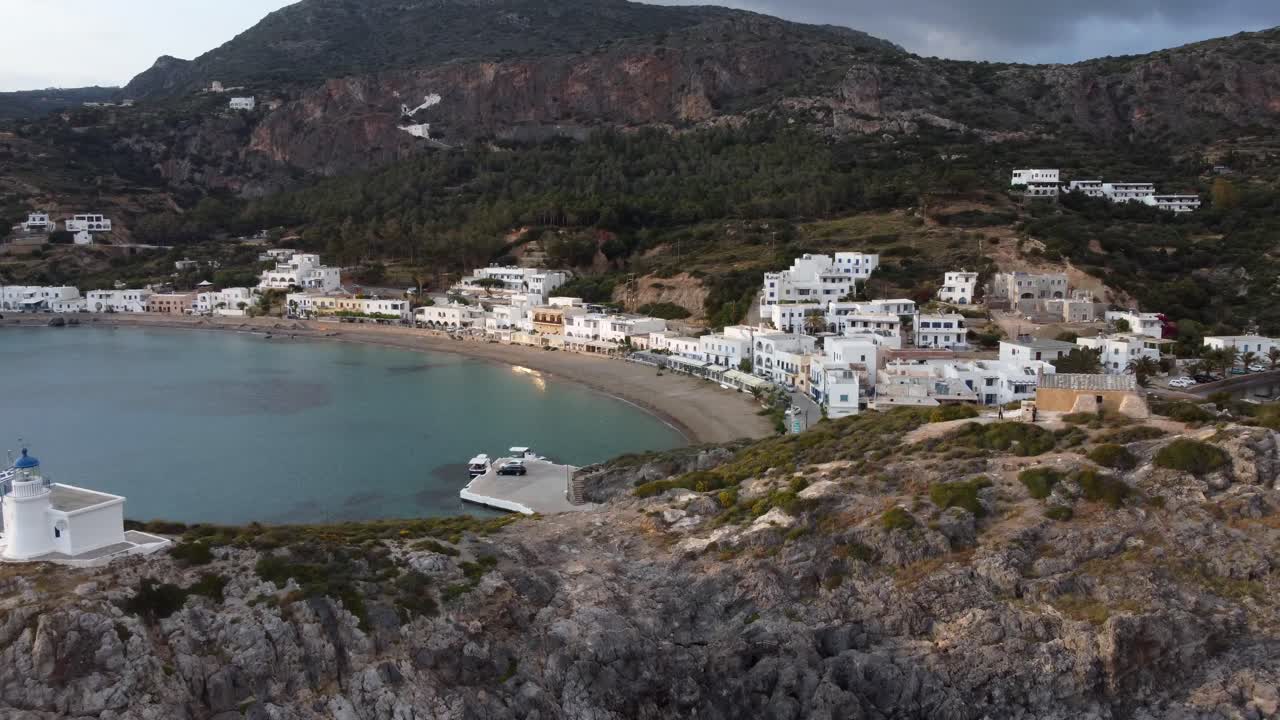 imágenes de drones de la playa de la isla griega de kythira, con casas blancas de la aldea en el fondo