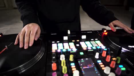 dj mixing on turntables