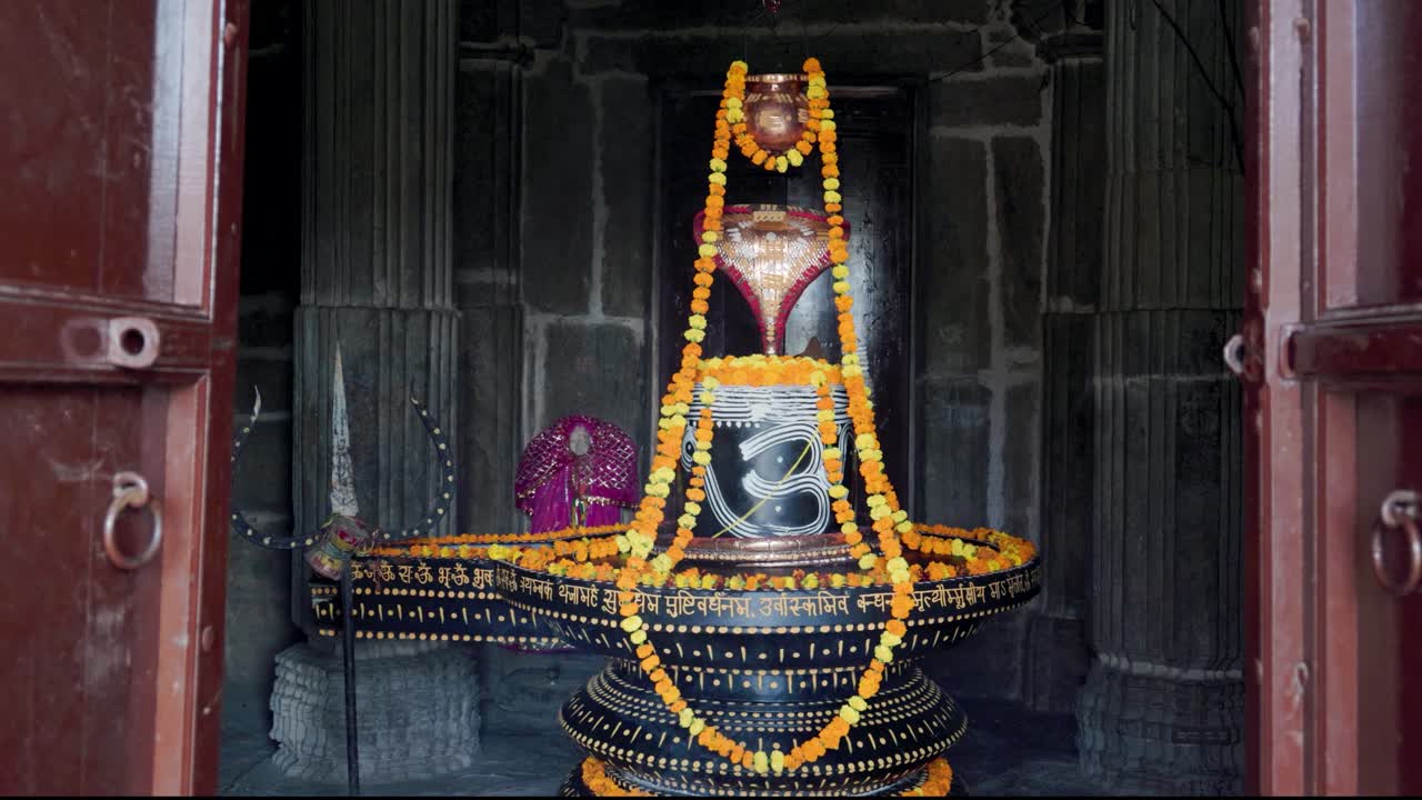 el dios religioso hindú shiva shivalinga decorado con flores desde diferentes ángulos en el antiguo templo el video fue tomado en el fuerte de kumbhal kumbhalgarh rajasthan india