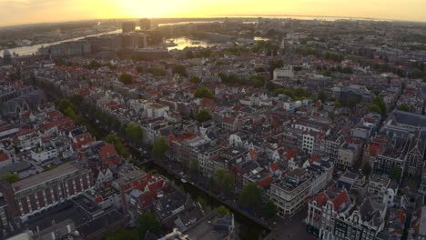 establecimiento de disparos de drones sobre casas adosadas en el centro de amsterdam al amanecer