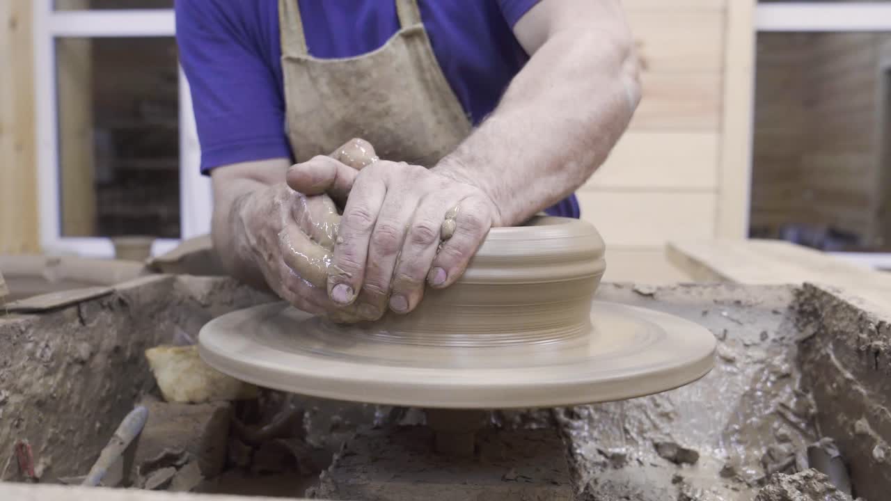 도자기 예술가 가 바 에 점토 를 형성 하고 있다