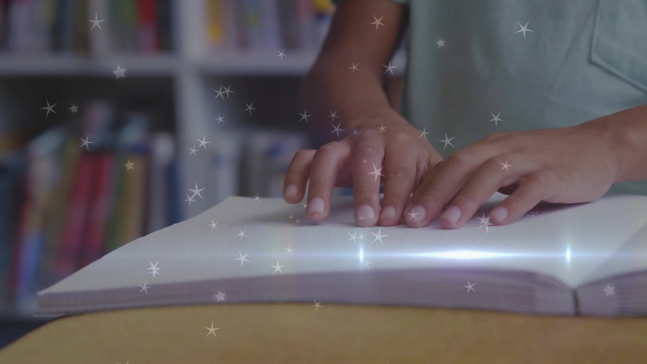 Animación de un rayo de luz y formas de estrellas sobre un niño caucásico ciego leyendo un libro en braille en un escritorio.