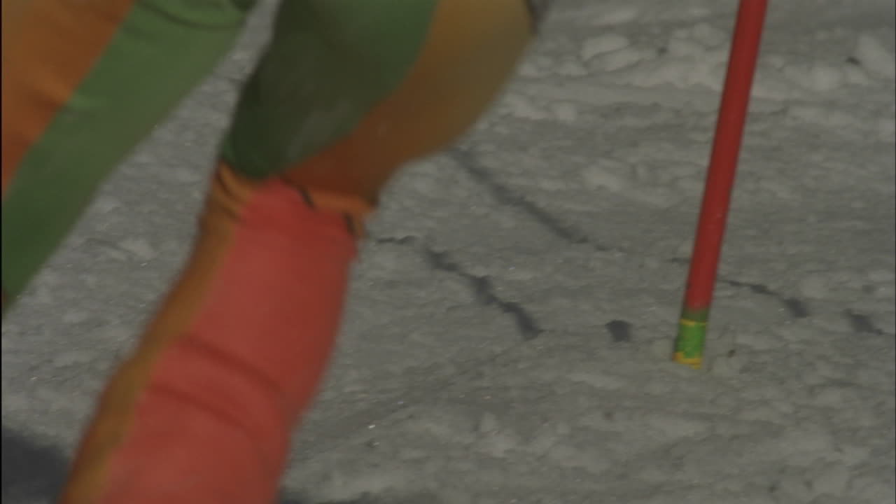 내리막 코스를 달리는 알파인 스키 선수 8